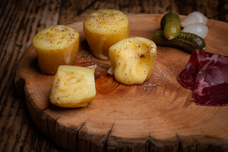 La Pataclette, la raclette au Vacherin Fribourgeois AOP qui se mange avec les doigts